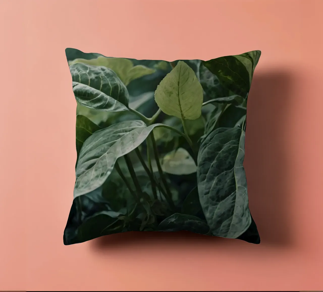 Foglie verdi e lussureggianti con texture diverse in un ambiente naturale e tranquillo. cuscino da DesignDoodle