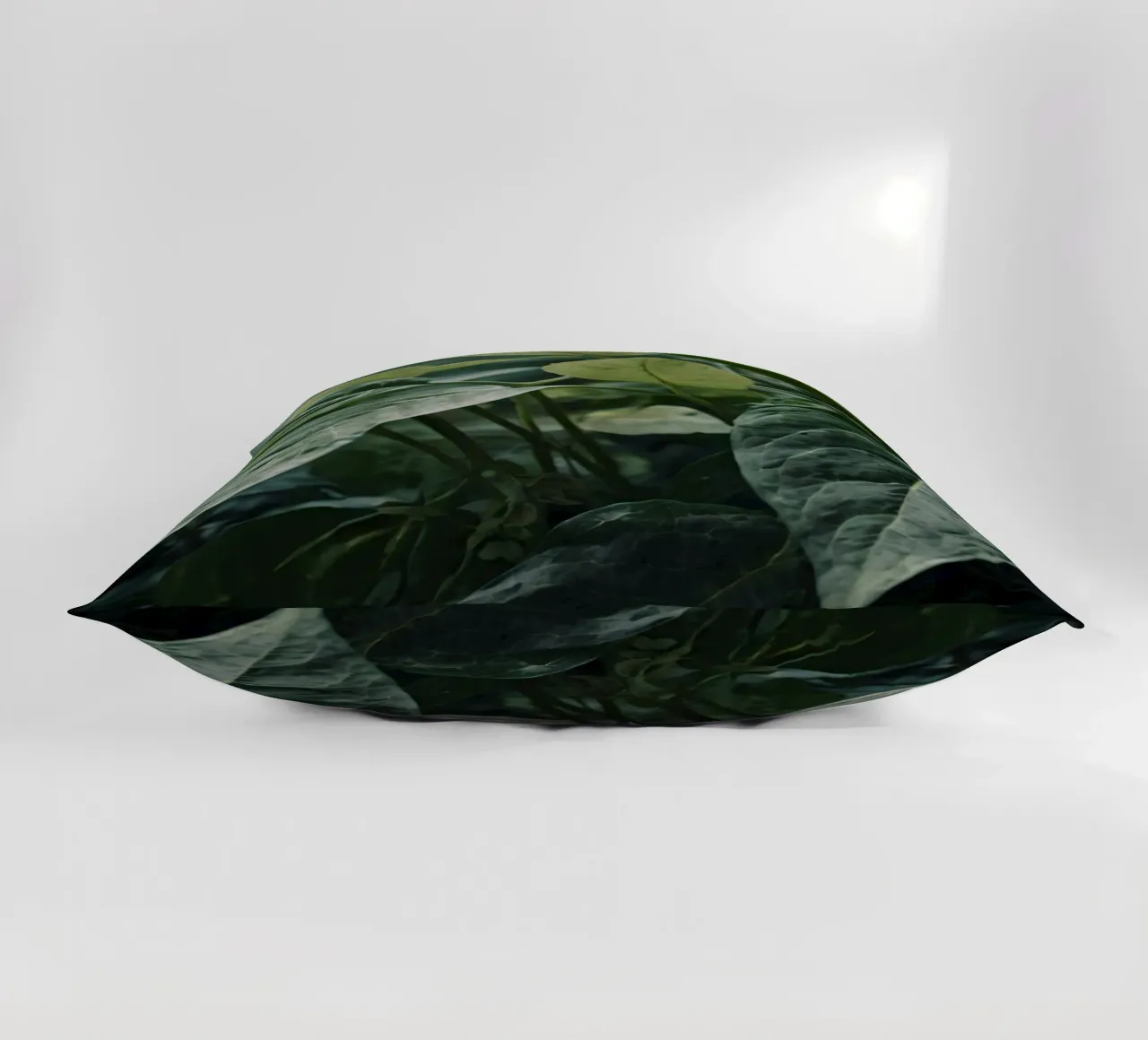 Foglie verdi e lussureggianti con texture diverse in un ambiente naturale e tranquillo. cuscino da DesignDoodle