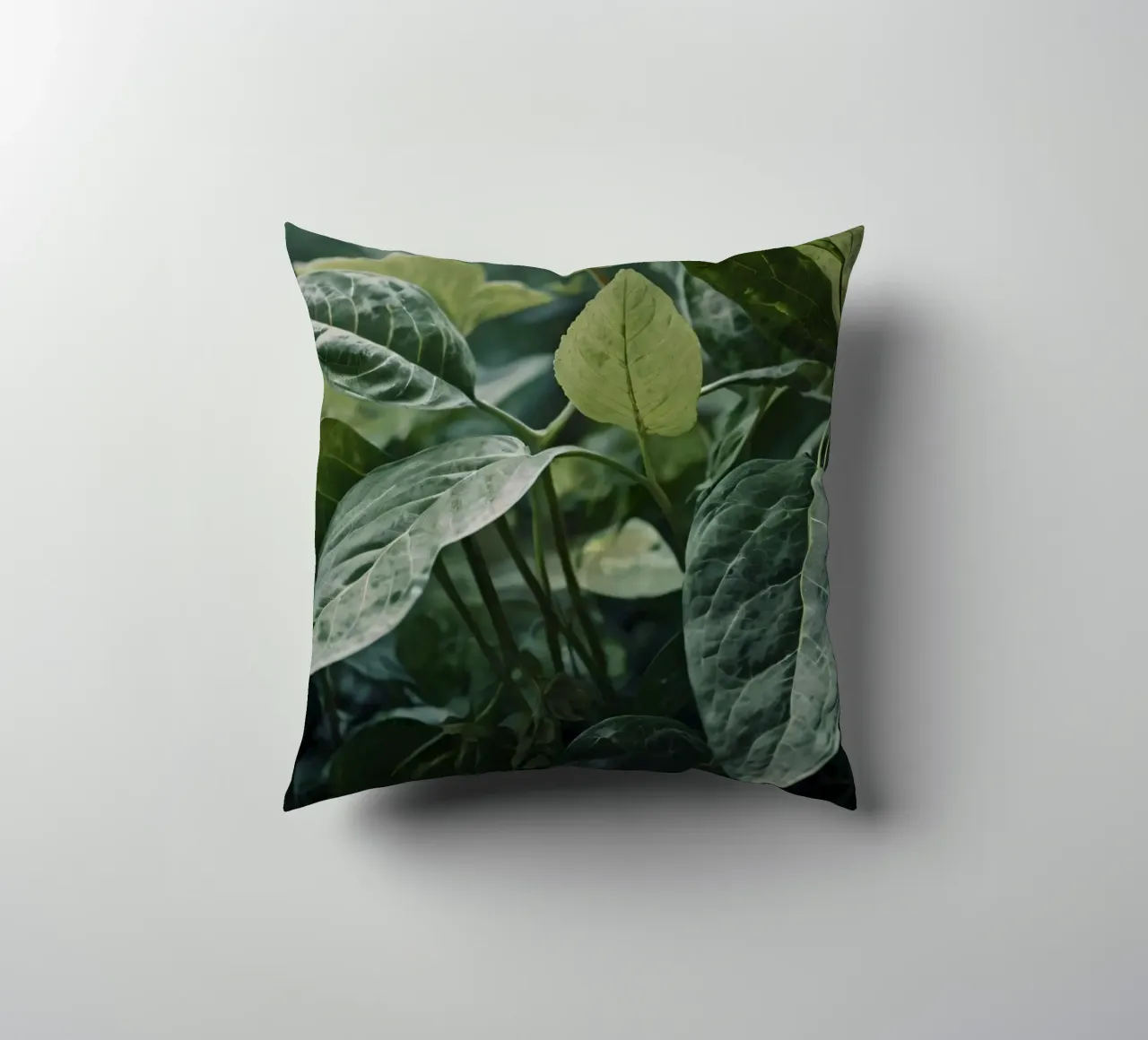 Foglie verdi e lussureggianti con texture diverse in un ambiente naturale e tranquillo. cuscino da DesignDoodle