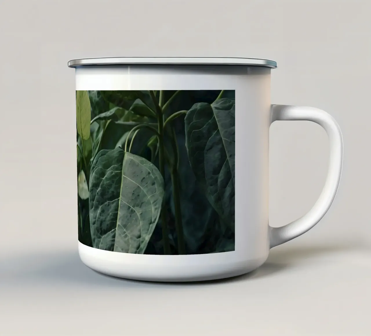 Foglie verdi e lussureggianti con texture diverse in un ambiente naturale e tranquillo. tazza in smalto da DesignDoodle