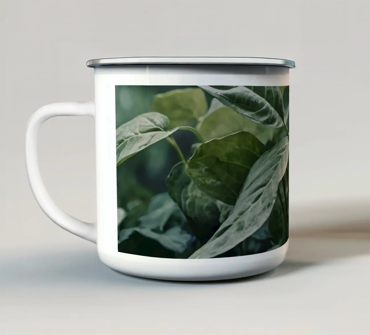 Foglie verdi e lussureggianti con texture diverse in un ambiente naturale e tranquillo. tazza in smalto da DesignDoodle