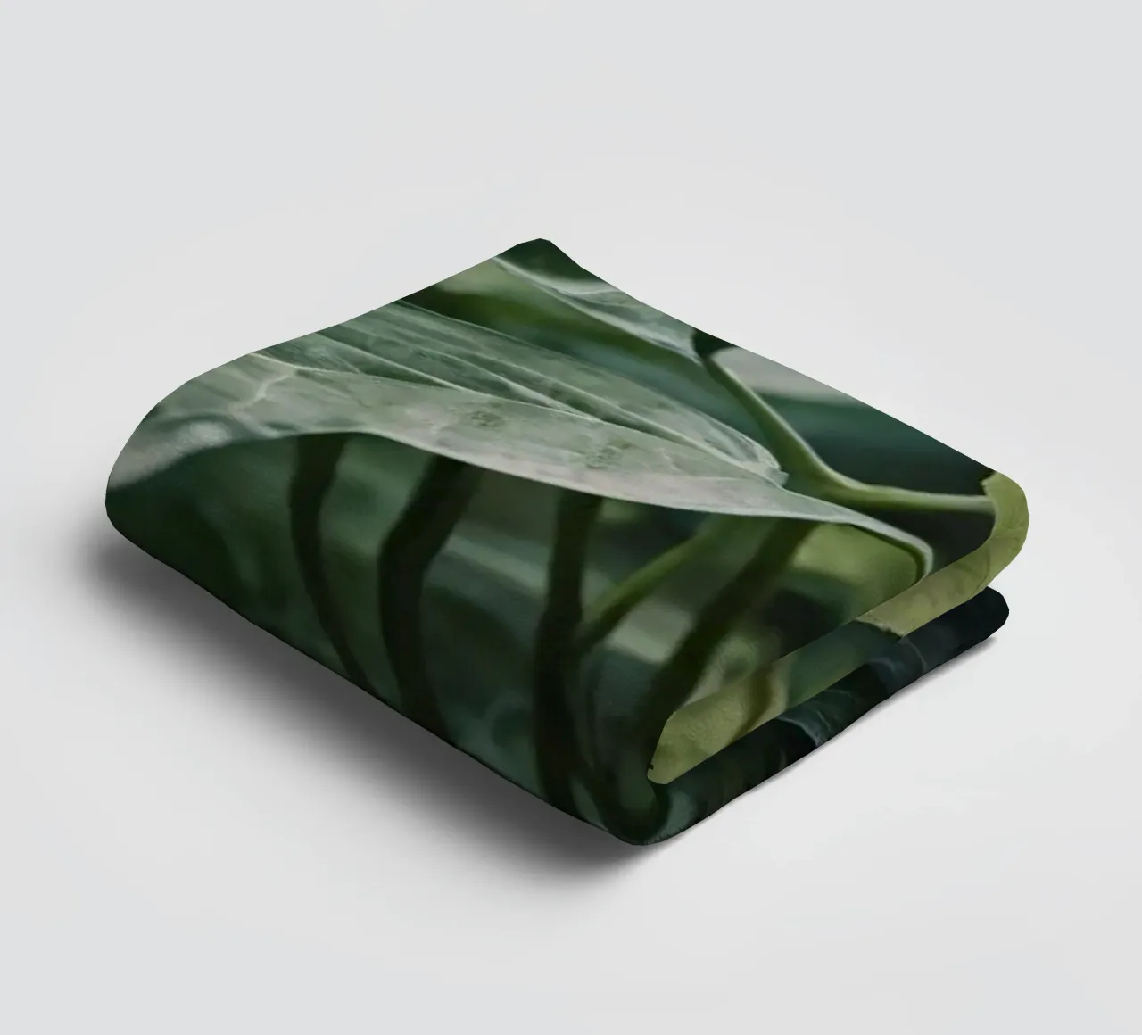 Foglie verdi e lussureggianti con texture diverse in un ambiente naturale e tranquillo. asciugamano da bagno da DesignDoodle