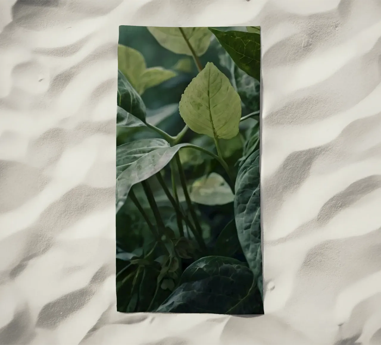 Foglie verdi e lussureggianti con texture diverse in un ambiente naturale e tranquillo. telo mare da DesignDoodle
