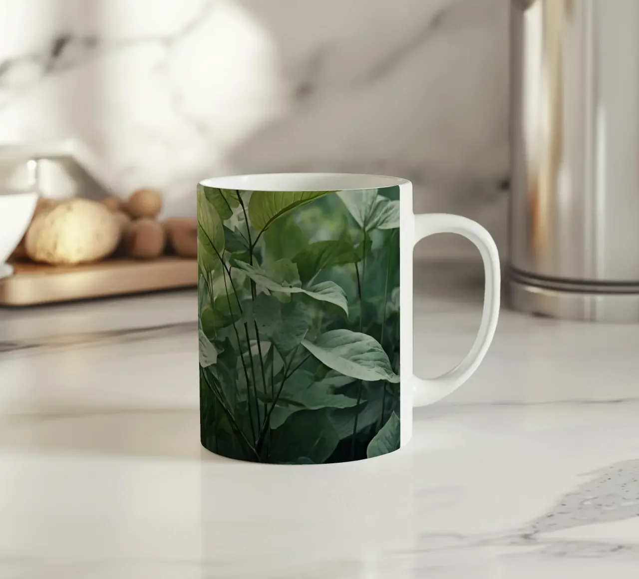 Feuilles vertes luxuriantes baignant dans la lumière douce du soleil dans une nature sereine mug en céramique de DesignDoodle