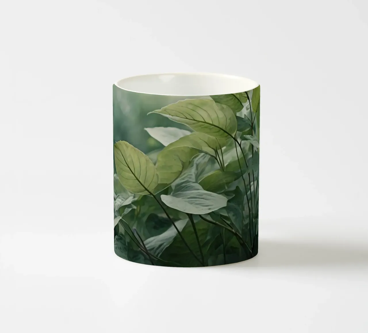 Feuilles vertes luxuriantes baignant dans la lumière douce du soleil dans une nature sereine mug en céramique de DesignDoodle