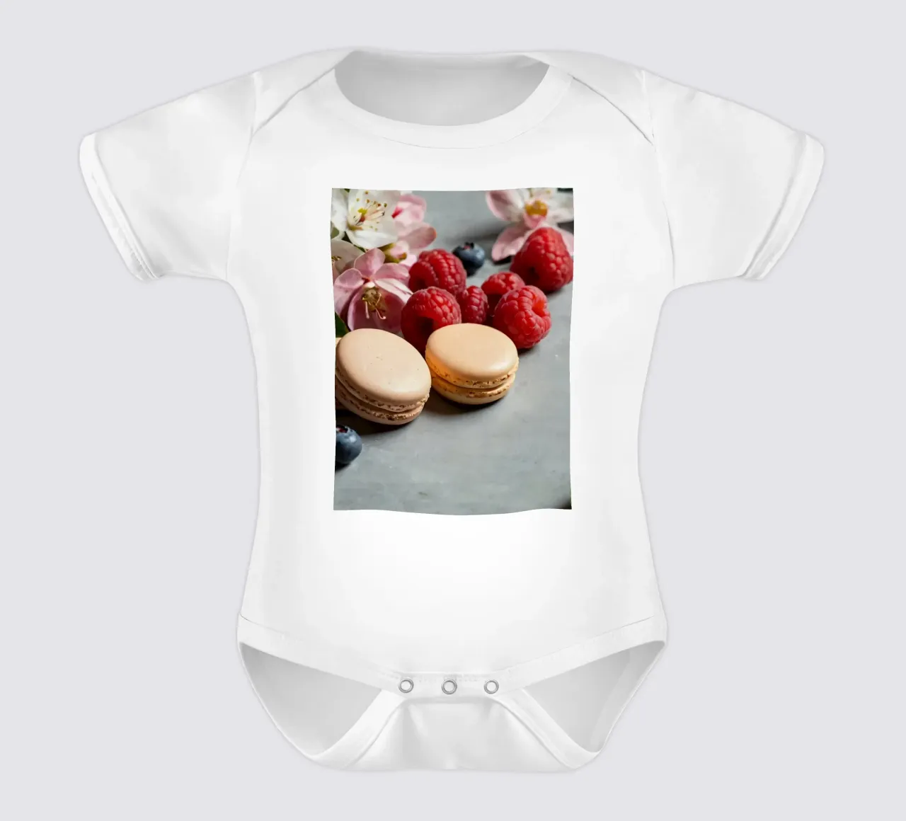 Macarons appena fatti circondati da vivaci frutti di bosco body neonato maniche corte da DesignDoodle