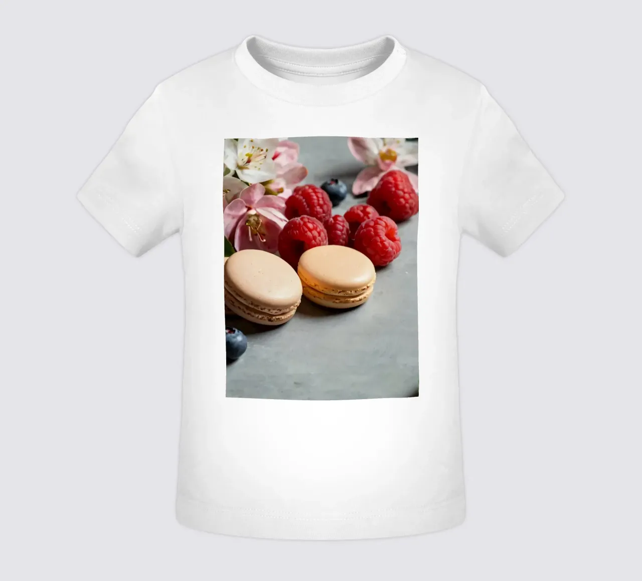 Macarons recién hechos rodeados de bayas vibrantes camiseta de bebé de DesignDoodle