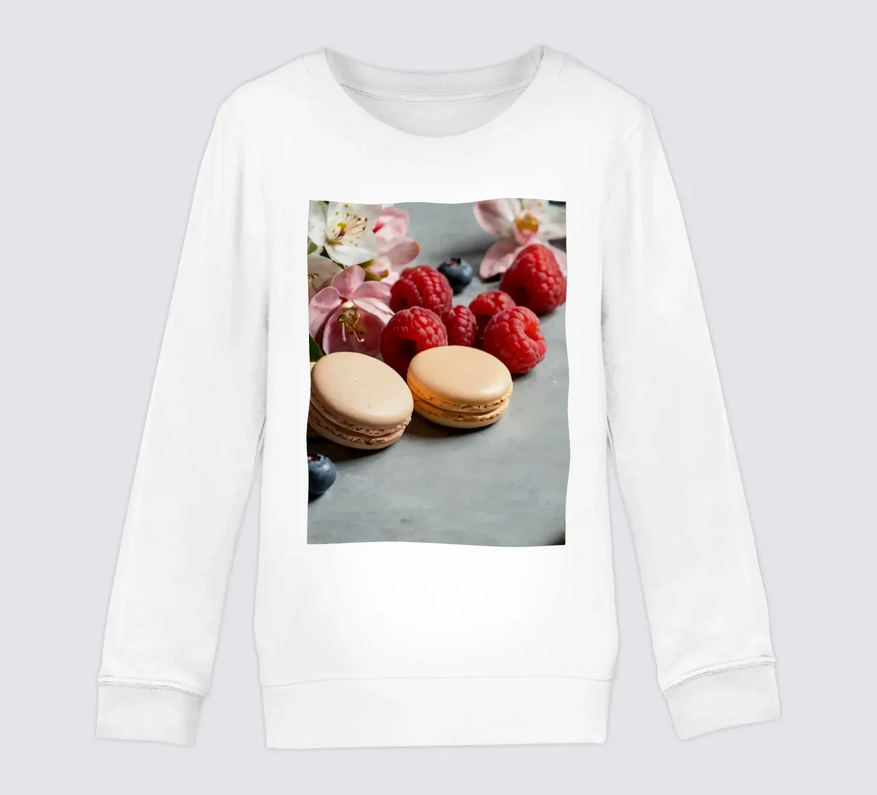 Macarons appena fatti circondati da vivaci frutti di bosco felpa bambino da DesignDoodle