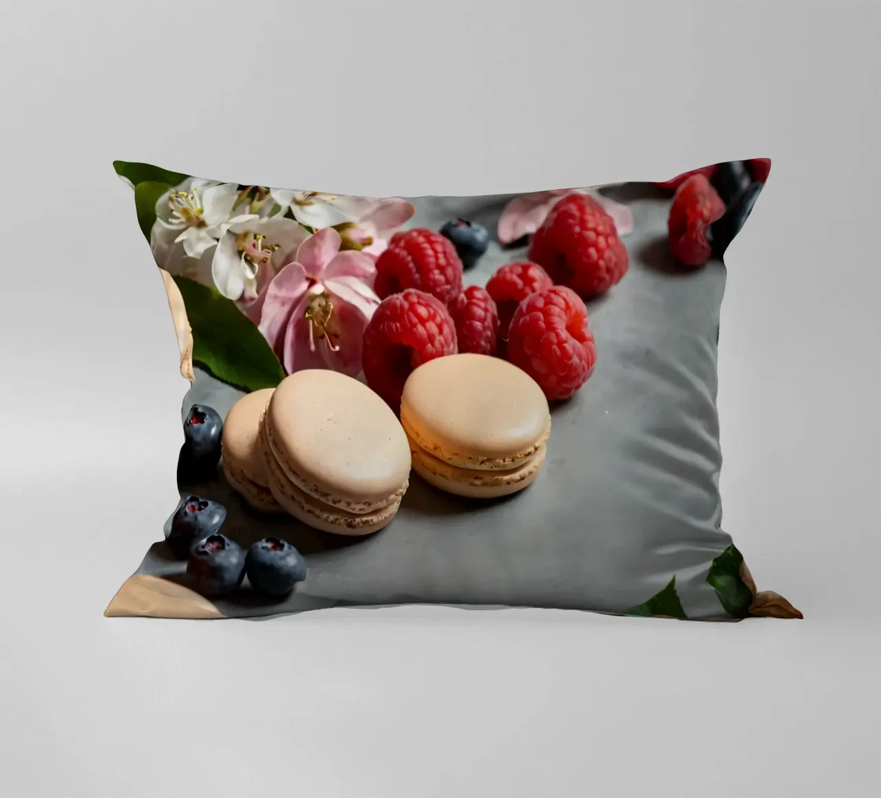 Macarons appena fatti circondati da vivaci frutti di bosco cuscino da DesignDoodle