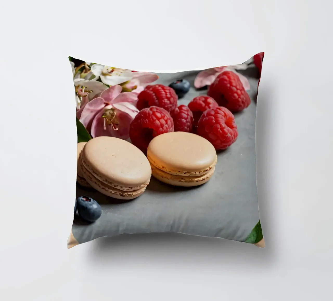 Macarons appena fatti circondati da vivaci frutti di bosco cuscino da DesignDoodle