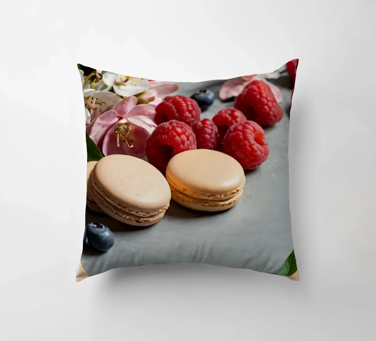 Macarons appena fatti circondati da vivaci frutti di bosco cuscino da DesignDoodle