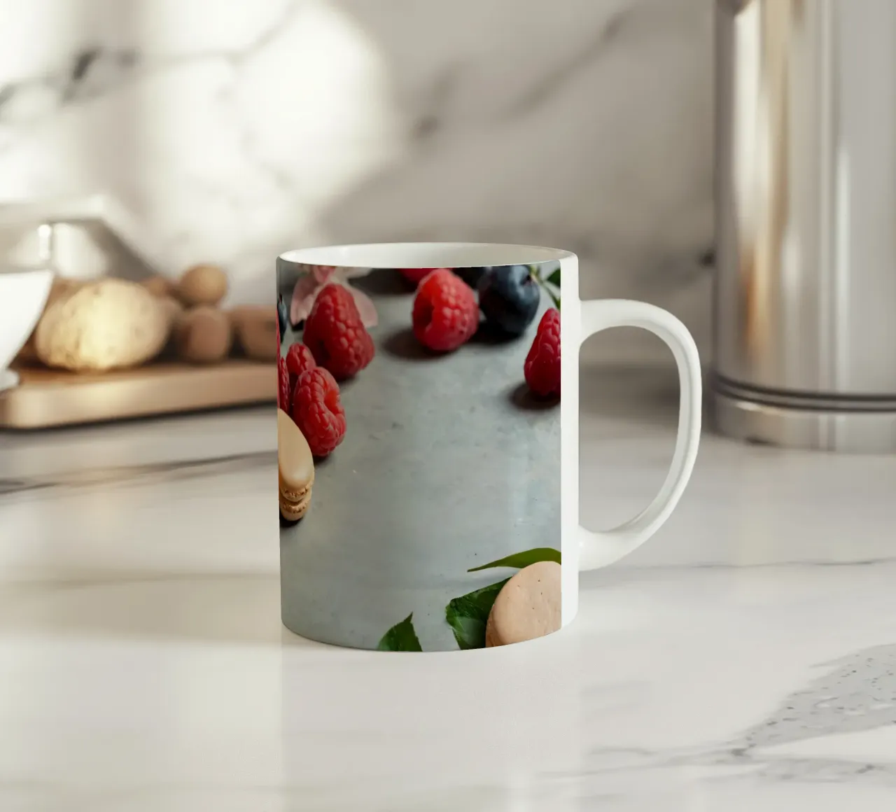 Macarons appena fatti circondati da vivaci frutti di bosco tazza in ceramica da DesignDoodle