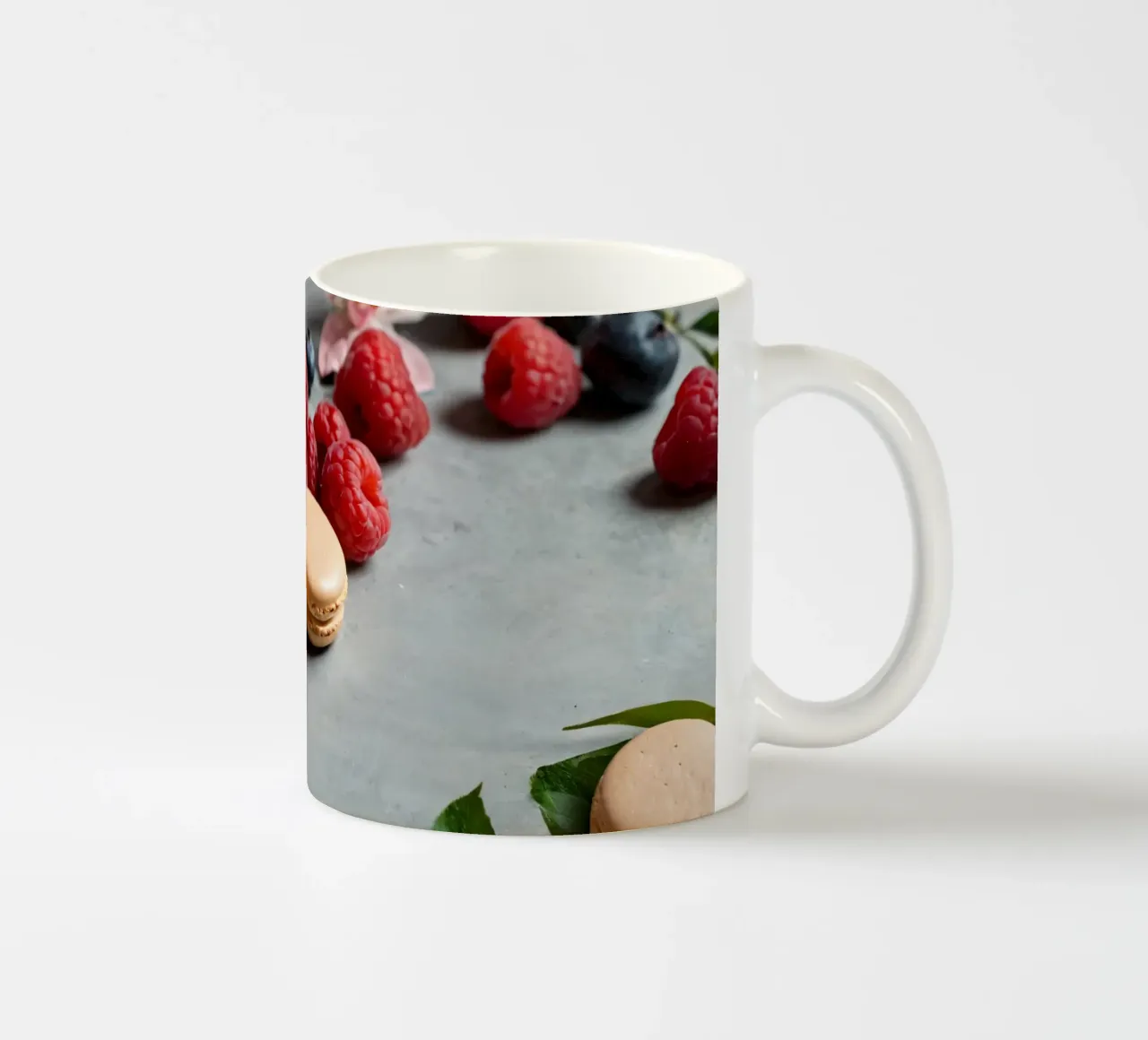 Macarons appena fatti circondati da vivaci frutti di bosco tazza in ceramica da DesignDoodle