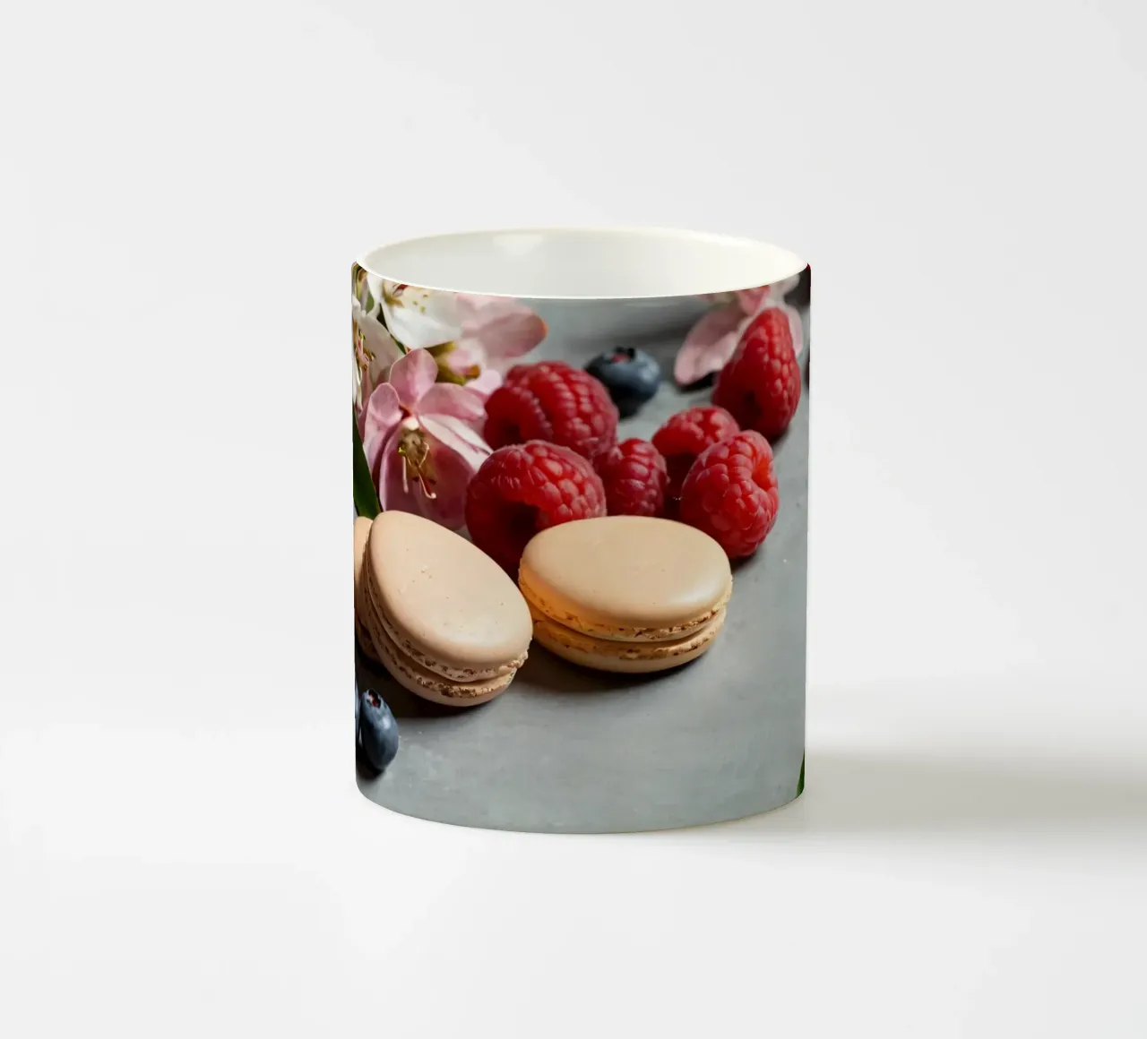 Macarons appena fatti circondati da vivaci frutti di bosco tazza in ceramica da DesignDoodle