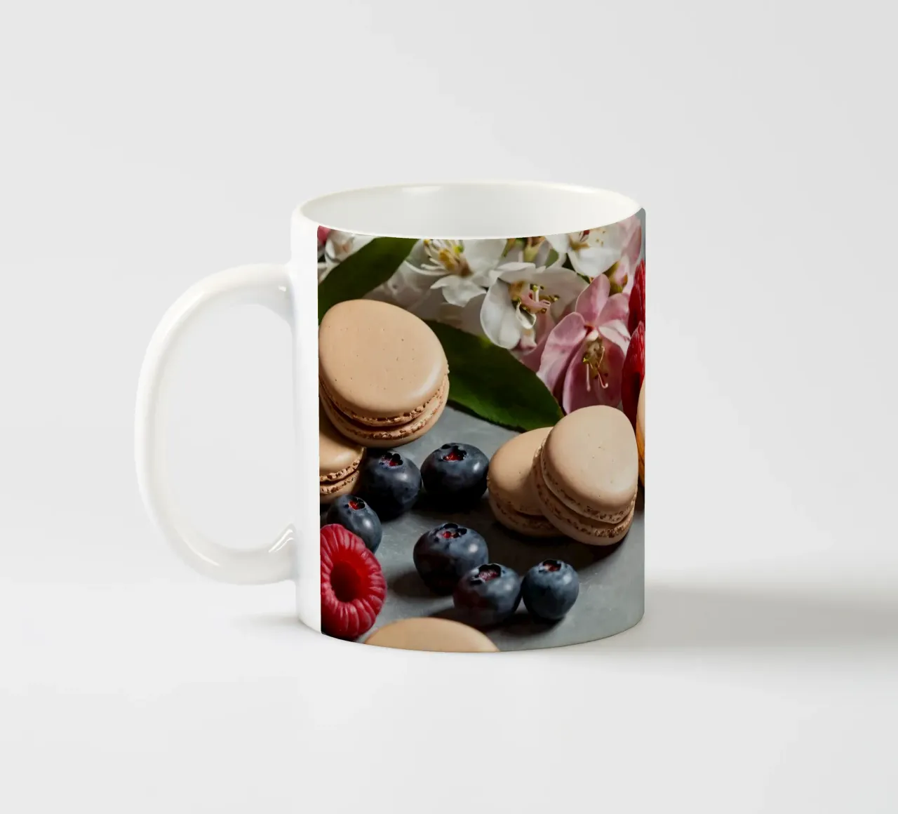 Macarons appena fatti circondati da vivaci frutti di bosco tazza in ceramica da DesignDoodle