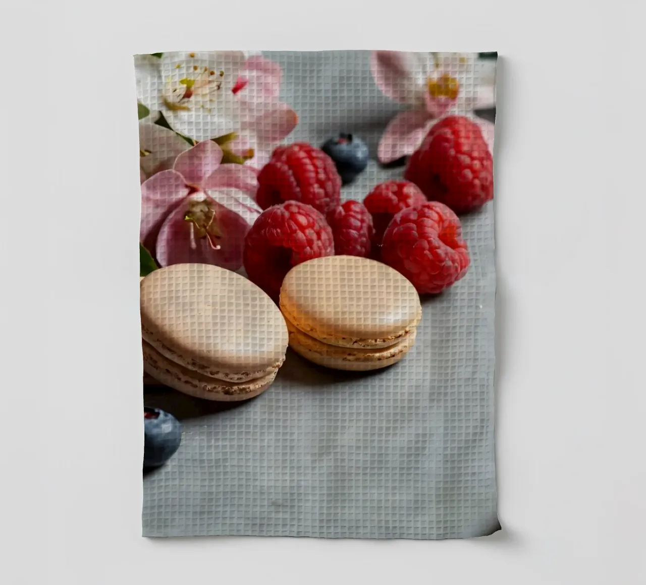 Macarons appena fatti circondati da vivaci frutti di bosco canovaccio da cucina da DesignDoodle