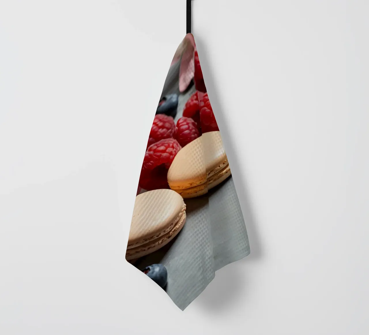 Macarons appena fatti circondati da vivaci frutti di bosco canovaccio da cucina da DesignDoodle
