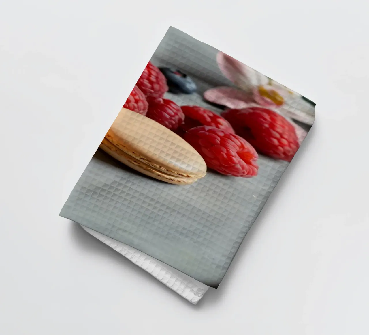 Macarons appena fatti circondati da vivaci frutti di bosco canovaccio da cucina da DesignDoodle