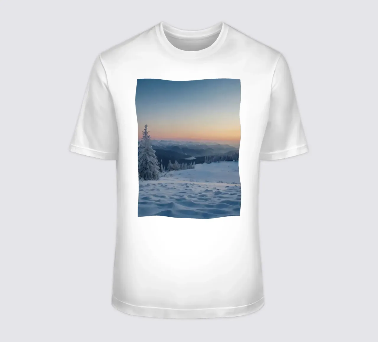 Paesaggio invernale alba alberi coperti di neve e montagna t-shirt da DesignDoodle