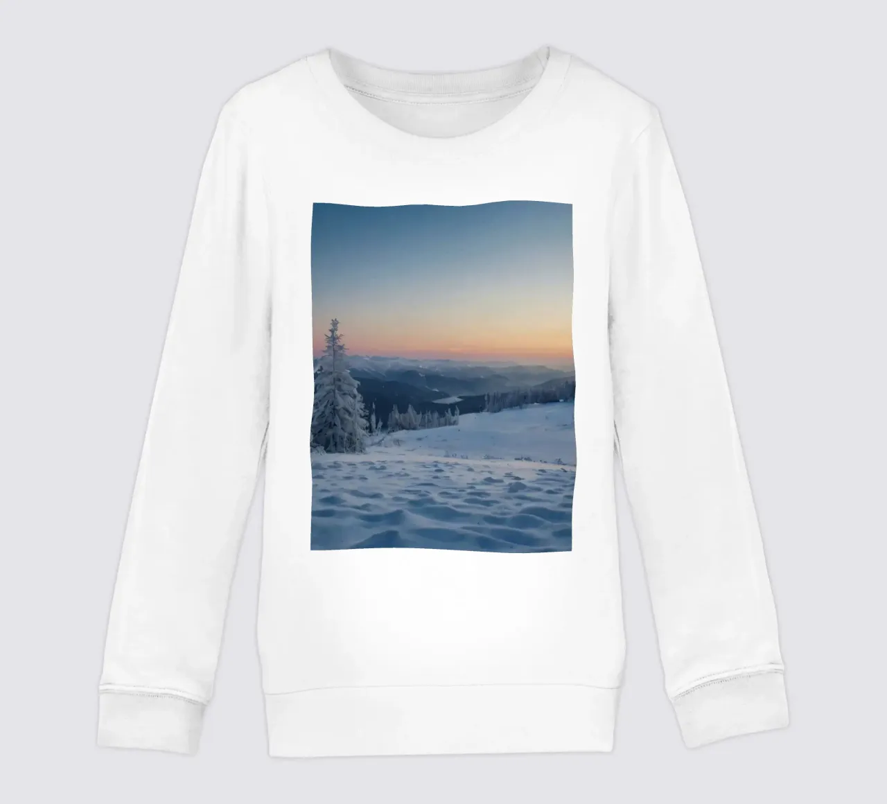 Paesaggio invernale alba alberi coperti di neve e montagna felpa bambino da DesignDoodle