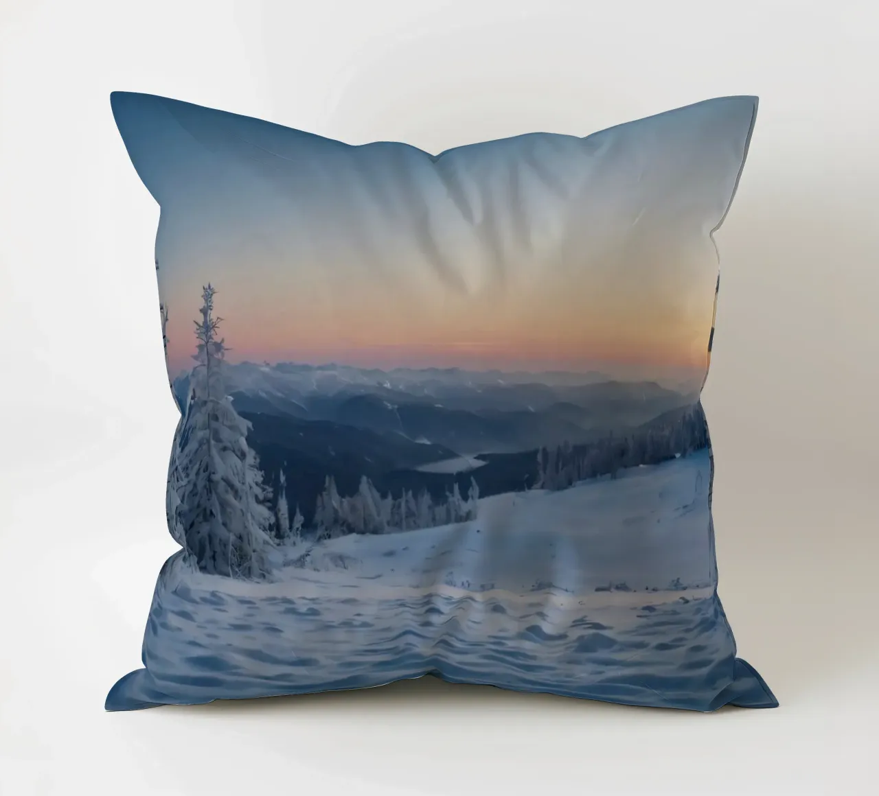 Paesaggio invernale alba alberi coperti di neve e montagna cuscino da DesignDoodle