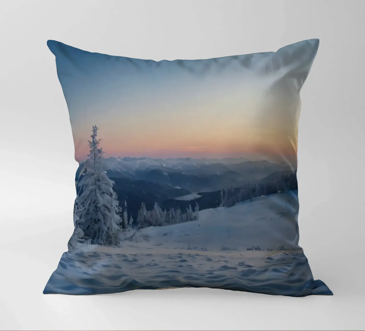 Paesaggio invernale alba alberi coperti di neve e montagna cuscino da DesignDoodle