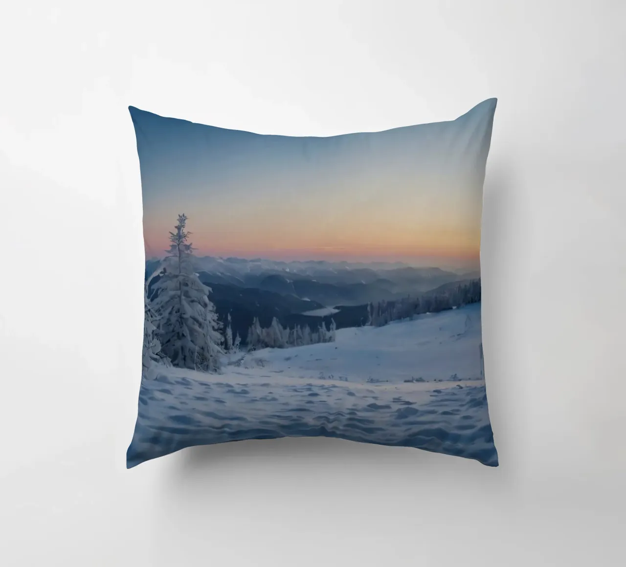 Paesaggio invernale alba alberi coperti di neve e montagna cuscino da DesignDoodle