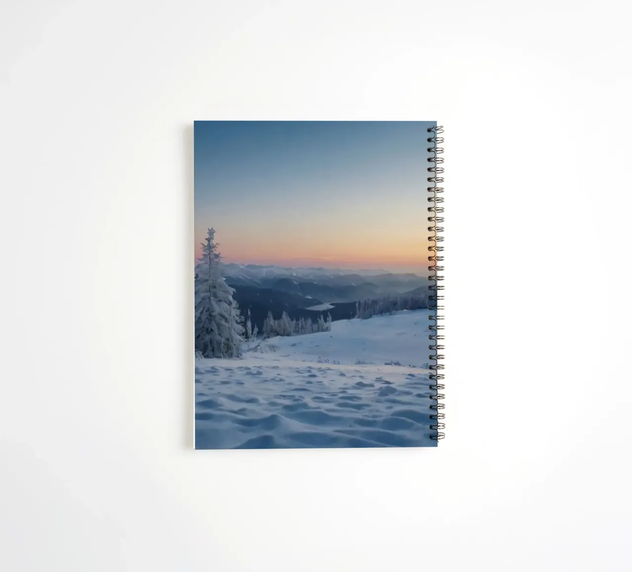 Winterlandschaft Sonnenaufgang schneebedeckten Bäumen und Berg Ringbuch von DesignDoodle