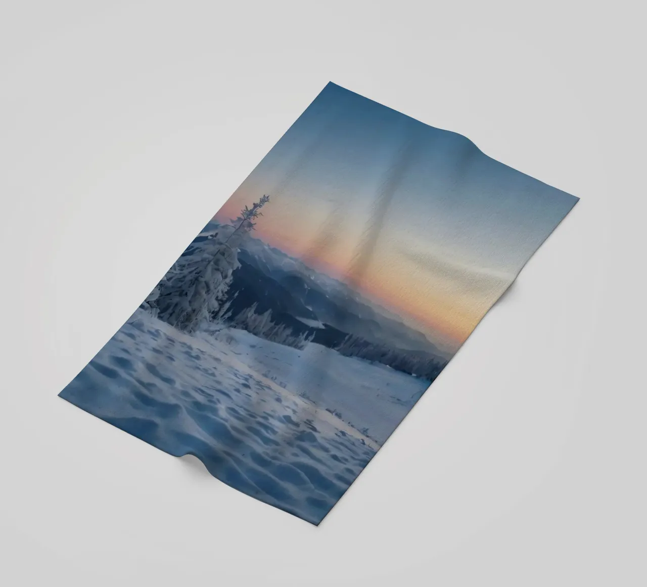 Paesaggio invernale alba alberi coperti di neve e montagna telo mare da DesignDoodle