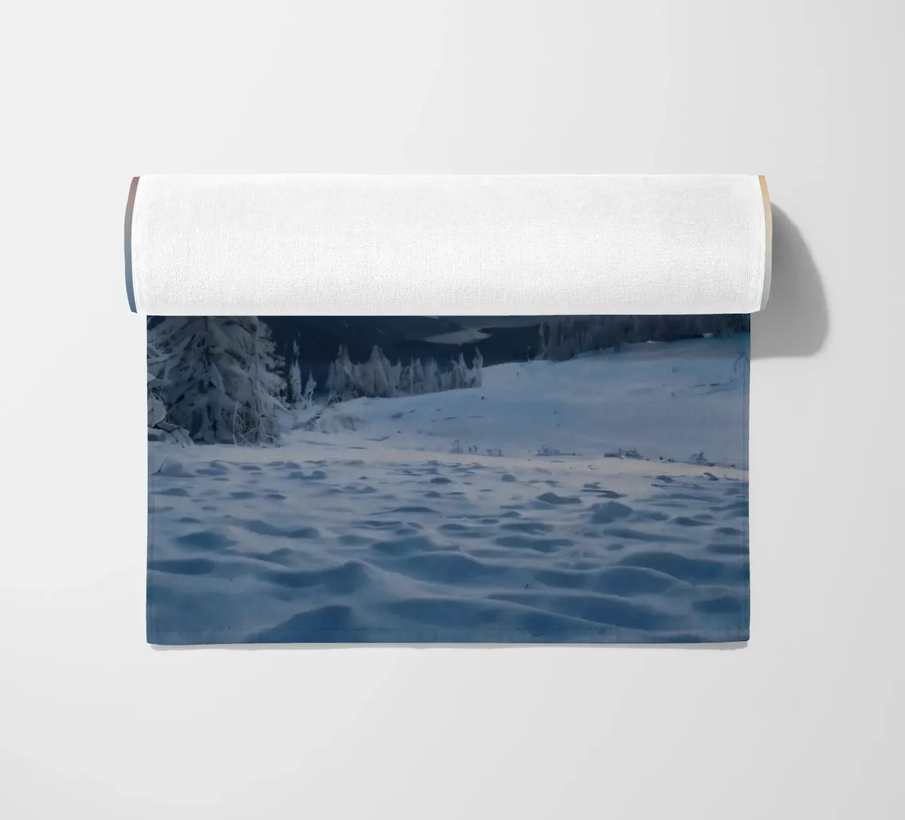 Paesaggio invernale alba alberi coperti di neve e montagna telo mare da DesignDoodle