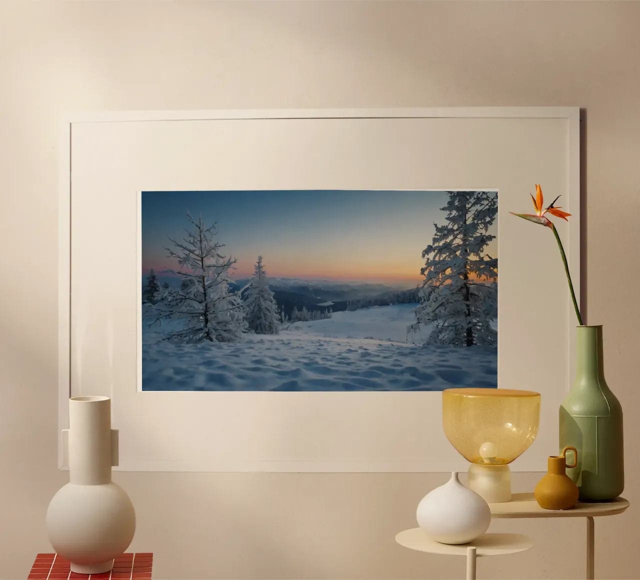 Paesaggio invernale alba alberi coperti di neve e montagna poster da DesignDoodle