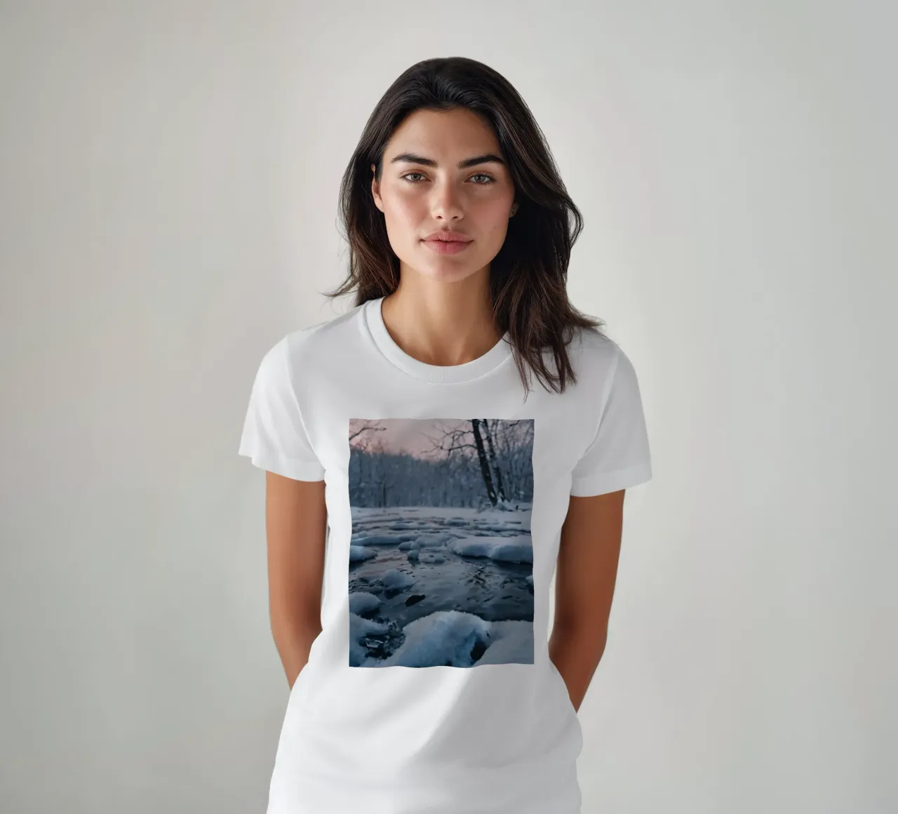 Sereno paesaggio invernale con acqua che scorre circondata da neve t-shirt da DesignDoodle