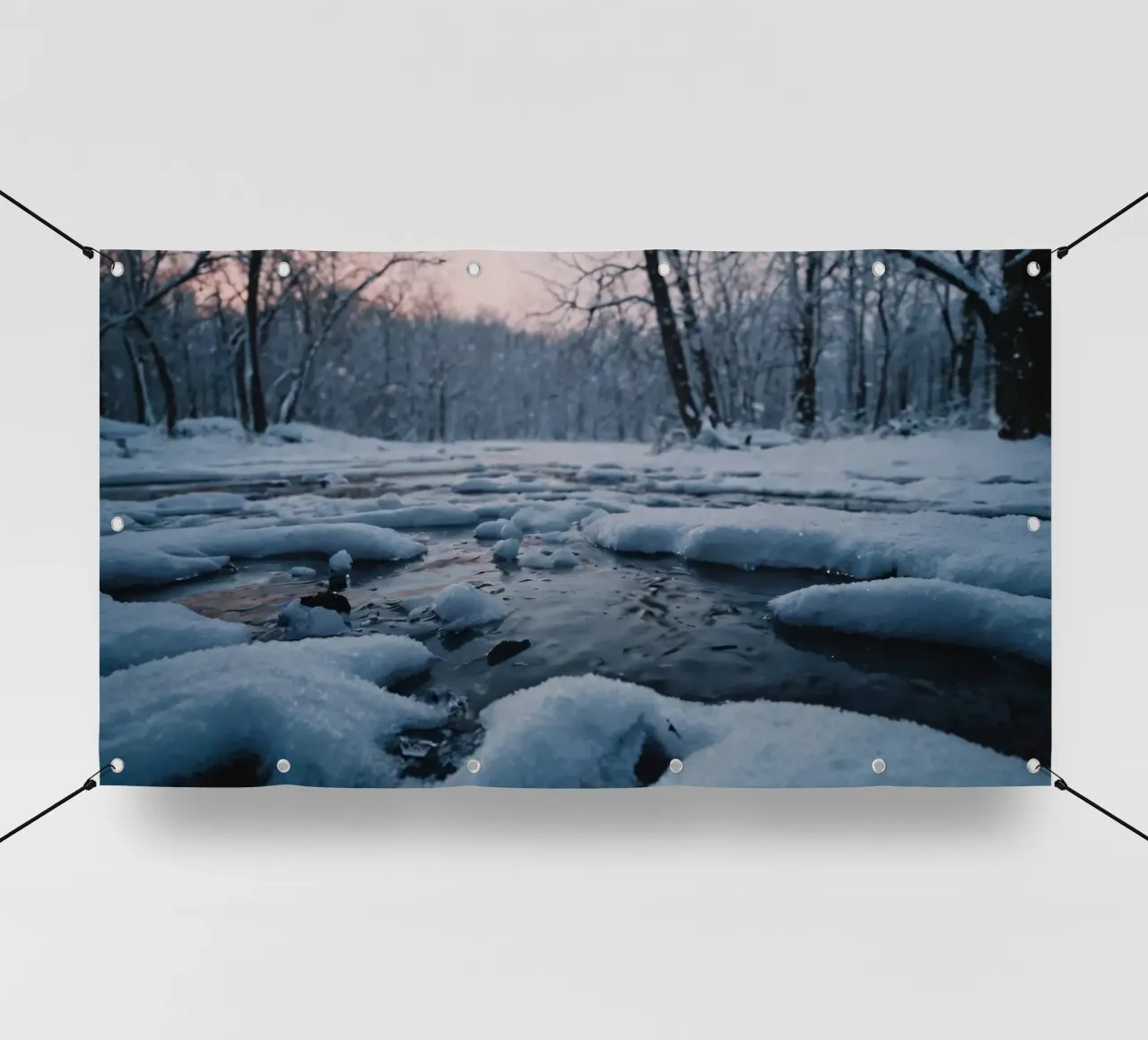 Sereno paesaggio invernale con acqua che scorre circondata da neve telo in pvc da DesignDoodle