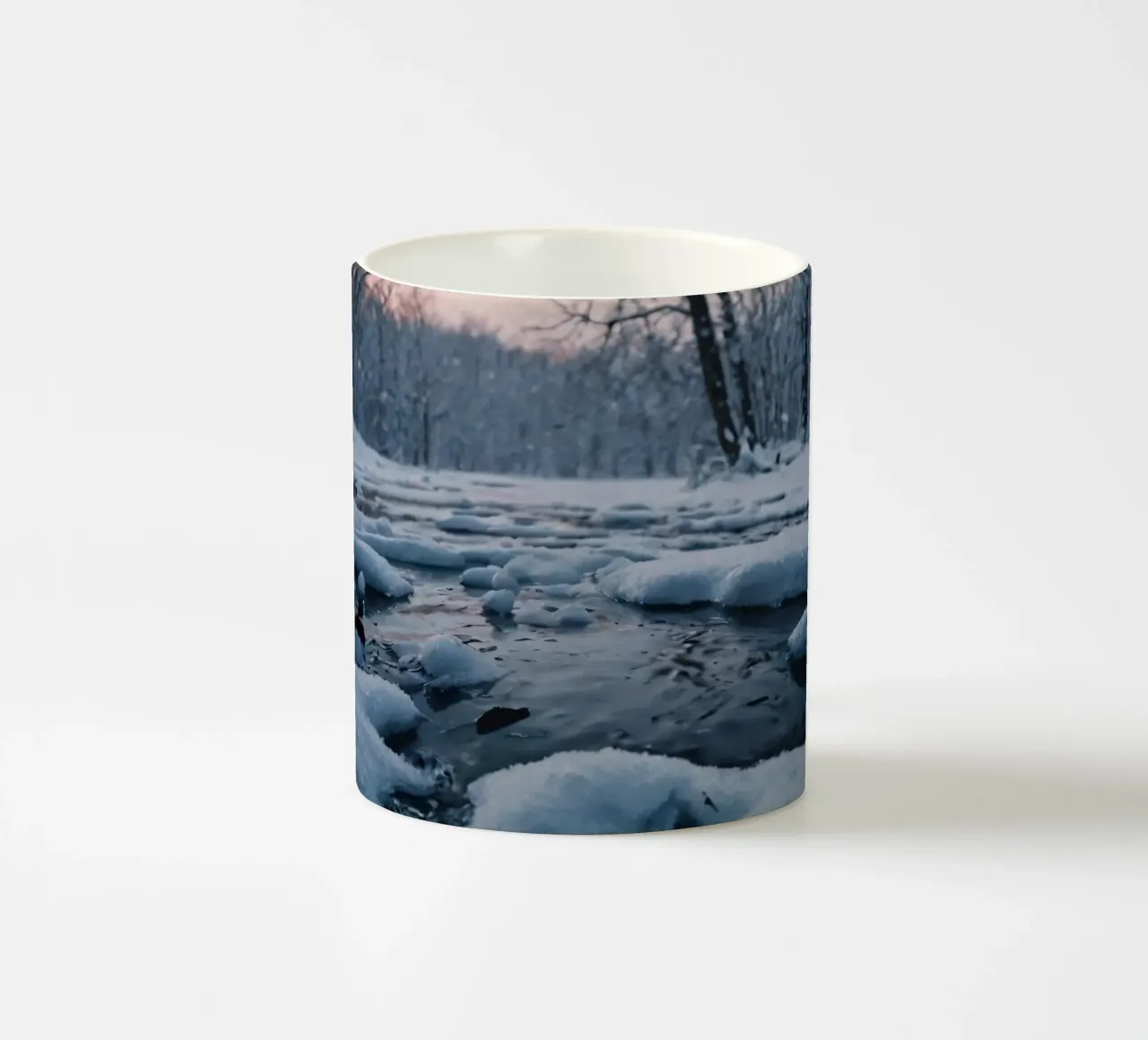 Sereno paesaggio invernale con acqua che scorre circondata da neve tazza in ceramica da DesignDoodle