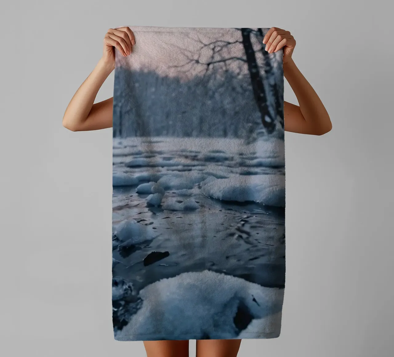 Sereno paesaggio invernale con acqua che scorre circondata da neve asciugamano da bagno da DesignDoodle