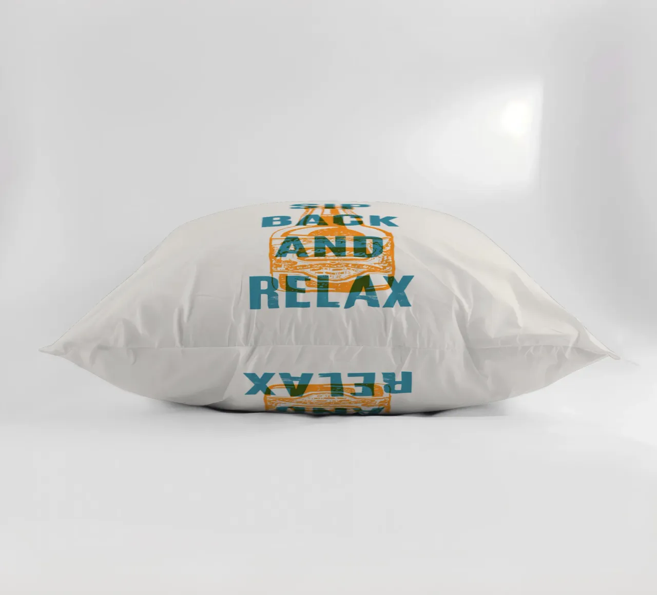 Nip achterover en ontspan kussen van Vintagrafica