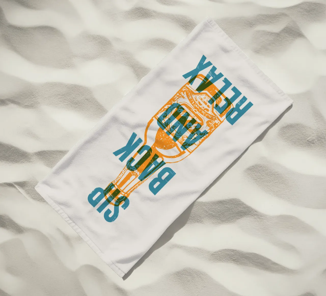 Nip achterover en ontspan strandhanddoek van Vintagrafica