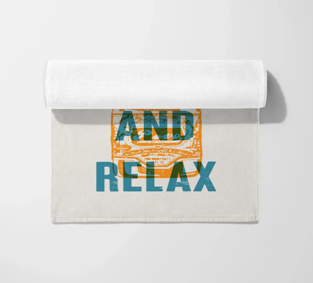 Nip achterover en ontspan strandhanddoek van Vintagrafica