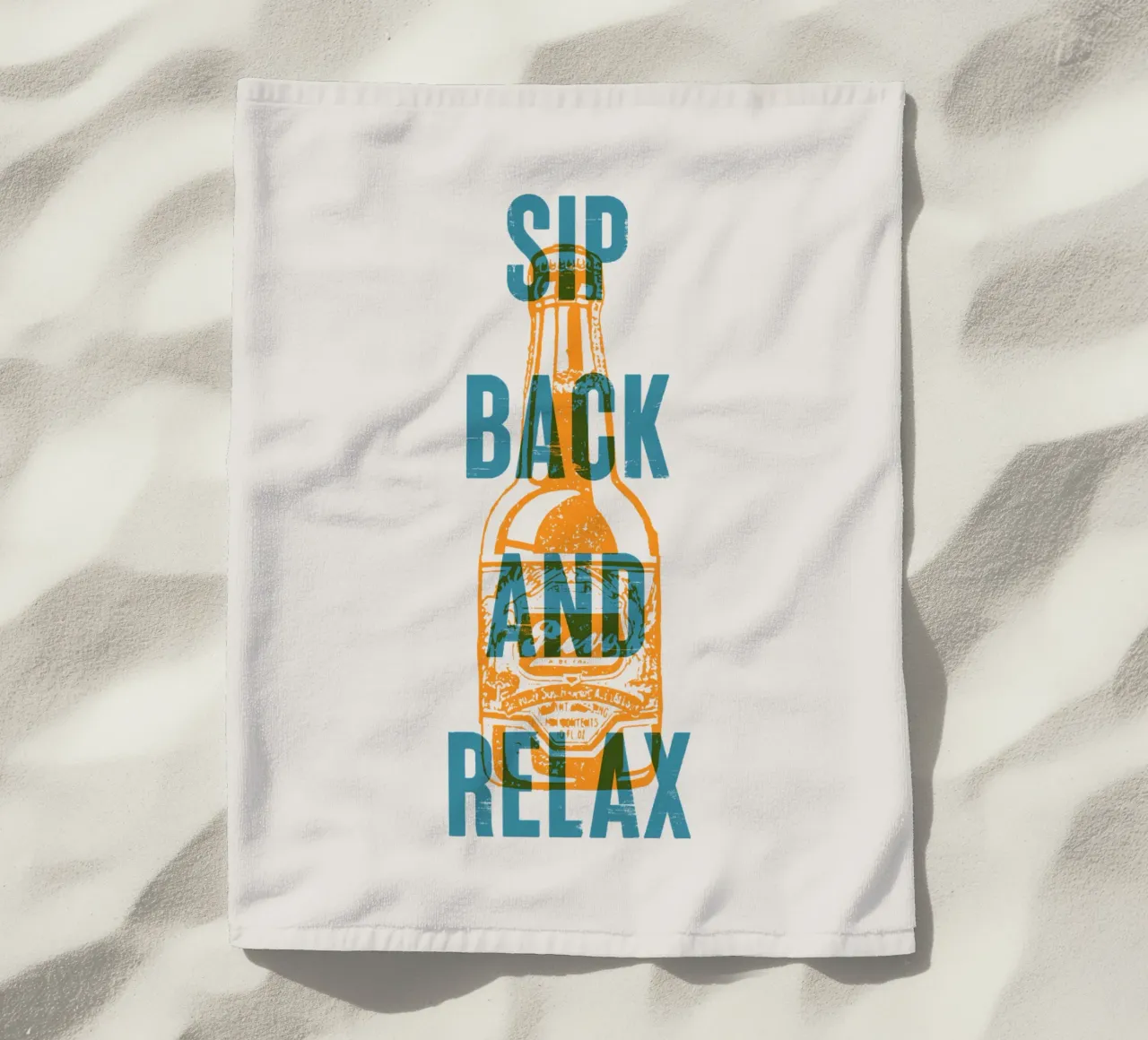 Nip achterover en ontspan strandhanddoek van Vintagrafica