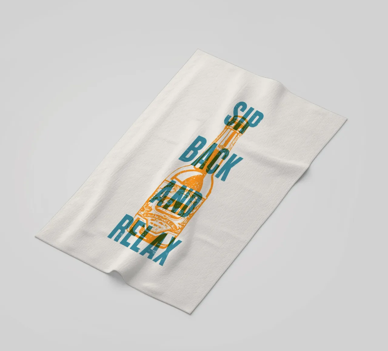 Nip achterover en ontspan strandhanddoek van Vintagrafica