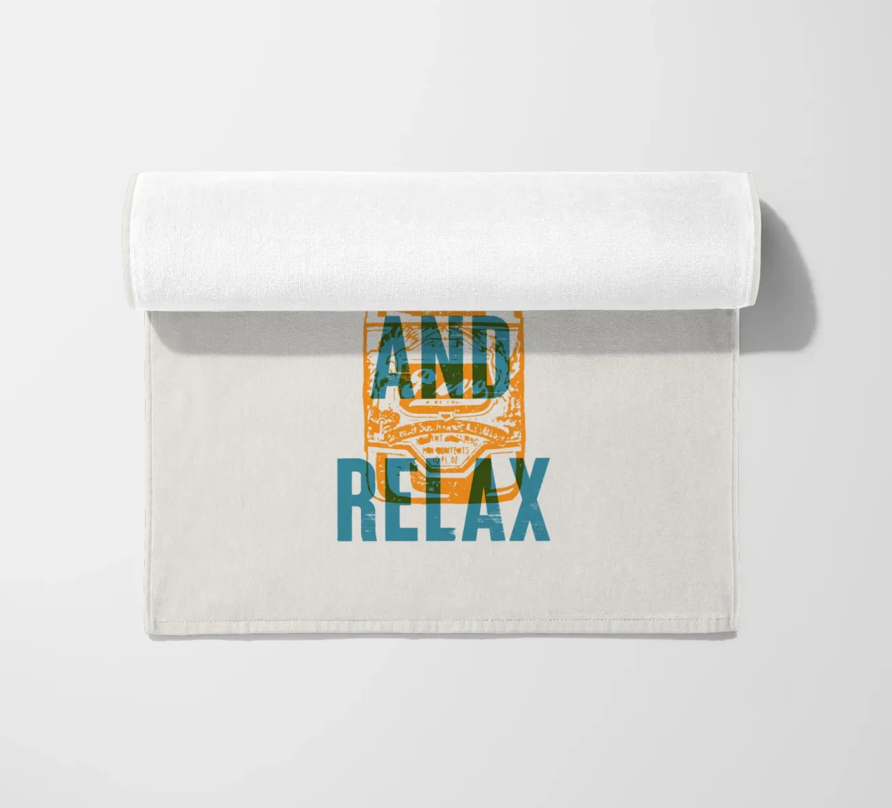 Nip achterover en ontspan strandhanddoek van Vintagrafica