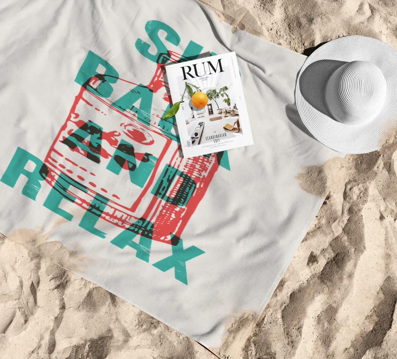 Zurücklehnen und entspannen Strandtuch von Vintagrafica