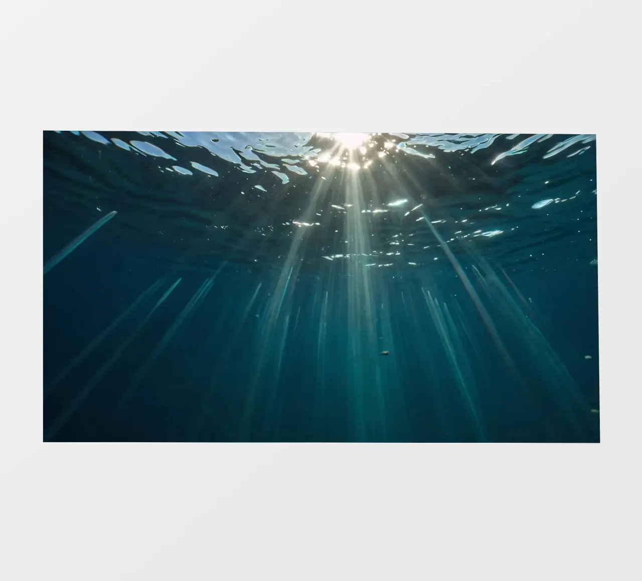 I raggi del sole penetrano nell'acqua limpida creando pellicola backlit da DesignDoodle