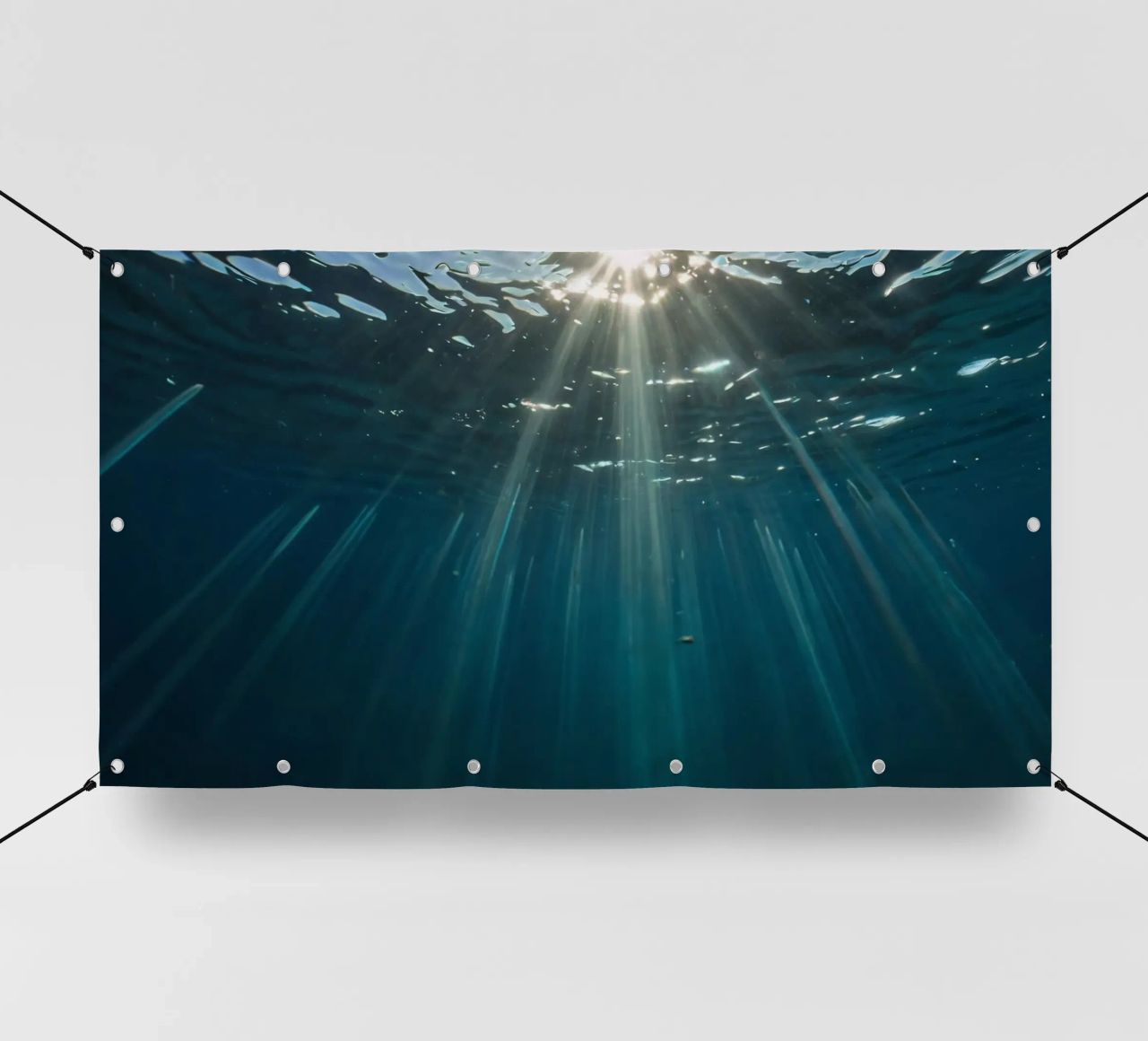 I raggi del sole penetrano nell'acqua limpida creando telo in pvc da DesignDoodle