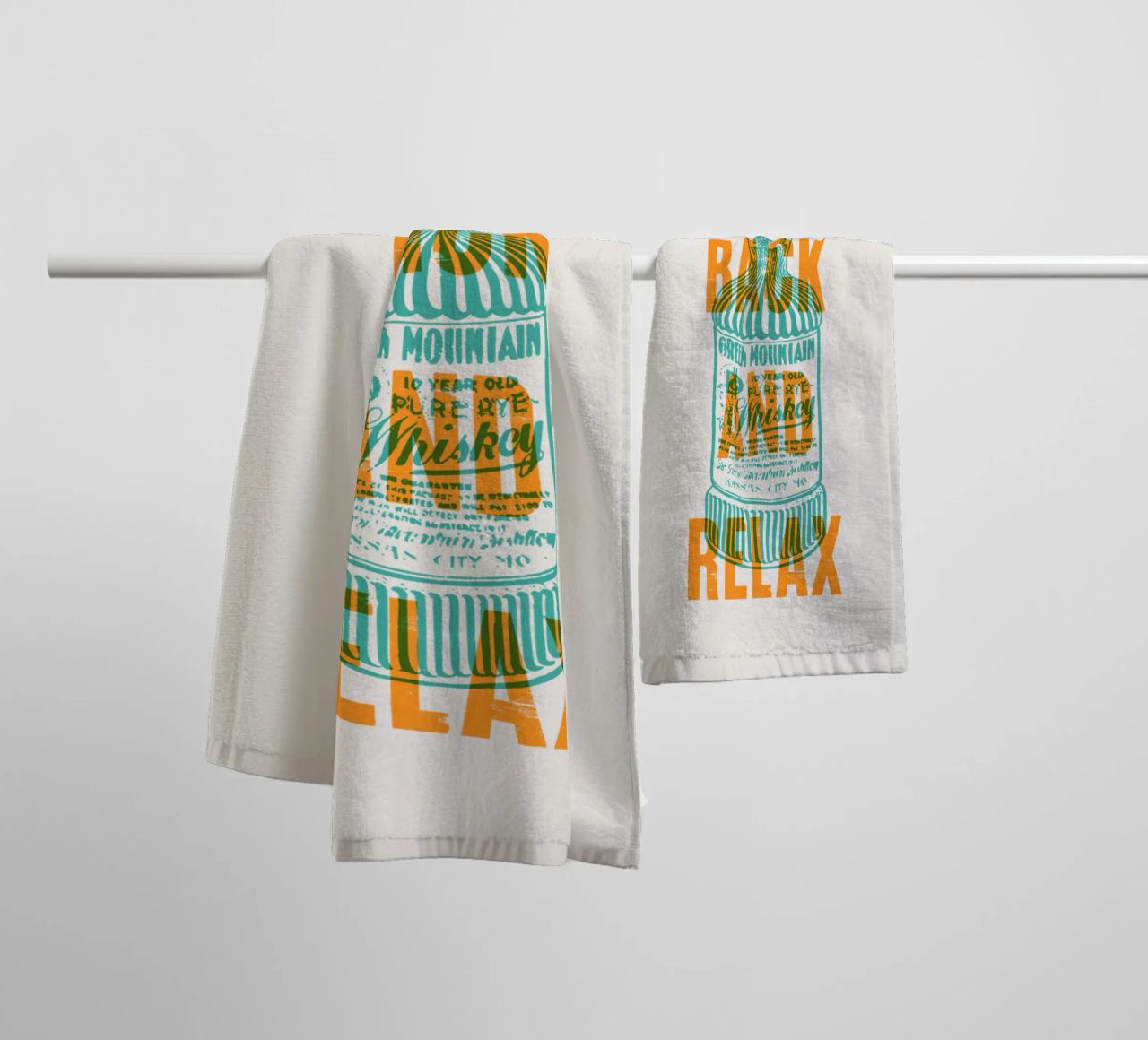 Nip achterover en ontspan badhanddoek van Vintagrafica