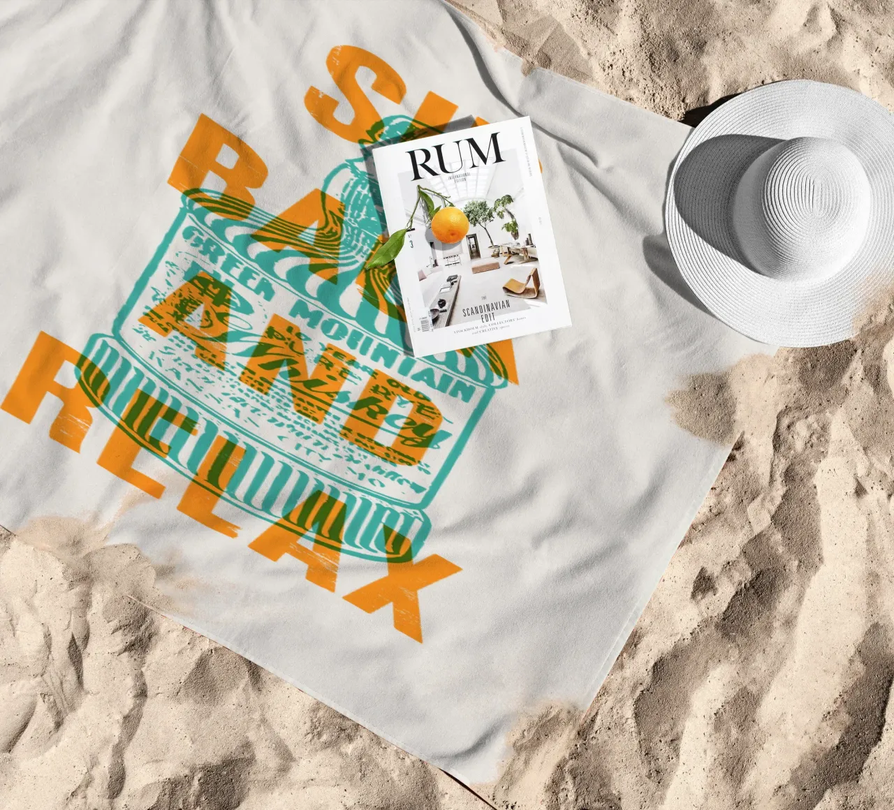 Nip achterover en ontspan strandhanddoek van Vintagrafica