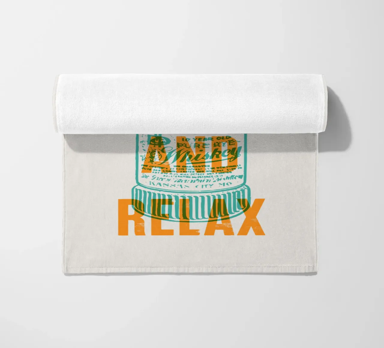 Nip achterover en ontspan strandhanddoek van Vintagrafica