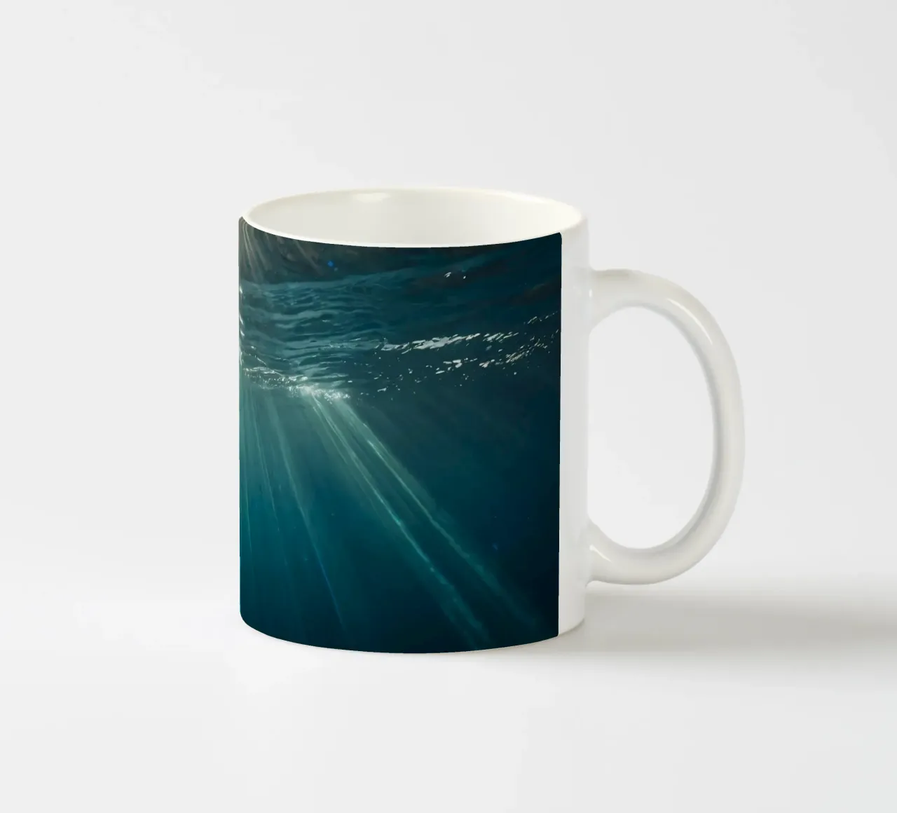 Sonnenlicht strömt durch klares Wasser und hypnotisiert das Muster Keramik Tasse von DesignDoodle
