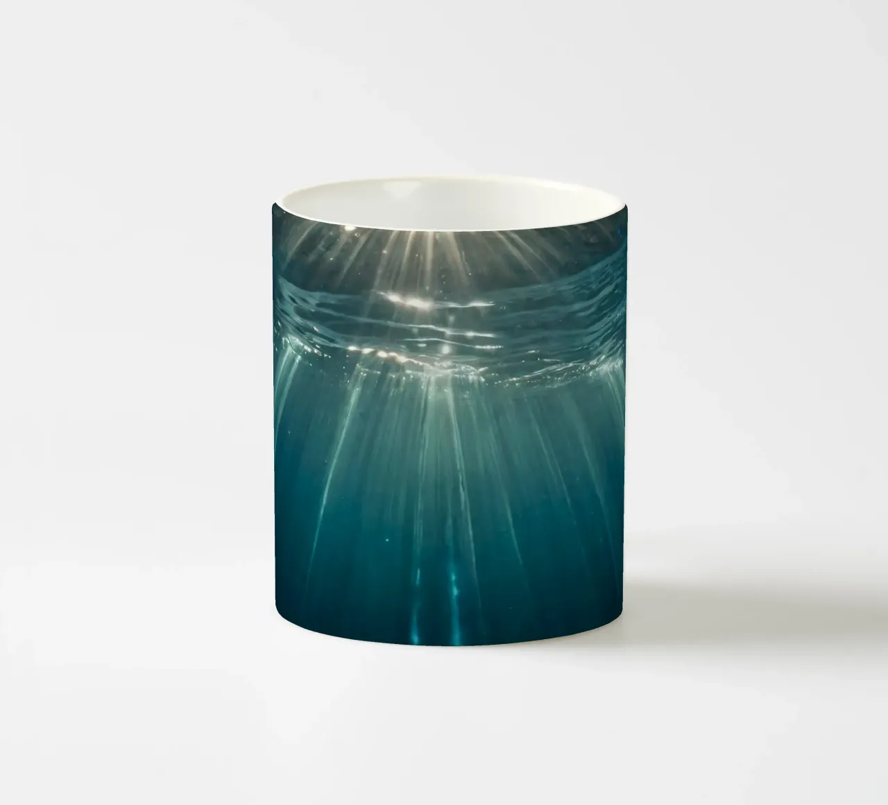 Sonnenlicht strömt durch klares Wasser und hypnotisiert das Muster Keramik Tasse von DesignDoodle