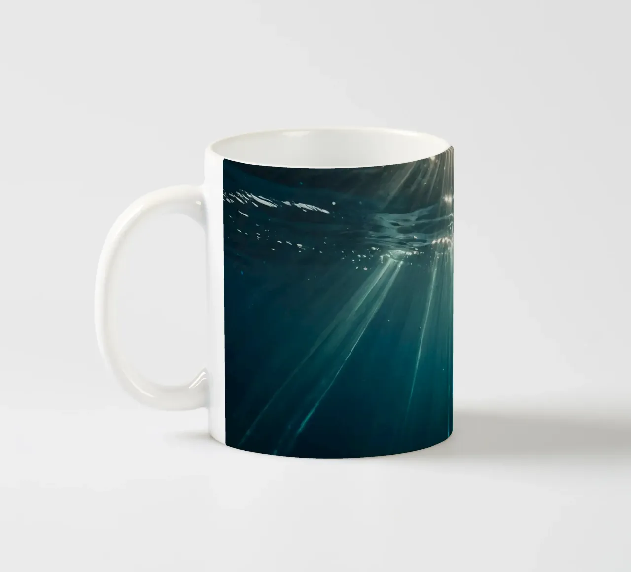 Sonnenlicht strömt durch klares Wasser und hypnotisiert das Muster Keramik Tasse von DesignDoodle